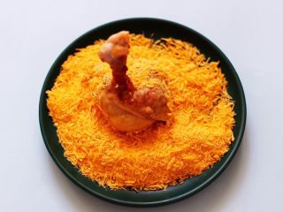 11、香辣烤鸡锤,最后放入面包糠盘中，使鸡锤均匀沾满面包糠。