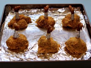 13、香辣烤鸡锤,然后用锡纸把鸡锤根的骨头上包上一层。