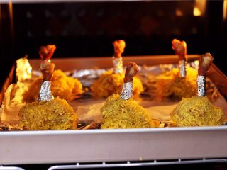 14、香辣烤鸡锤,把做好的鸡锤放入东菱烤箱里。