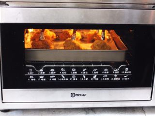 15、香辣烤鸡锤,上管190度，下管185度烤制25分钟即可（因为不同烤箱有所温差，所以具体温度及时间请根据自家烤箱性能另定）