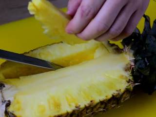 1、菠萝咕噜肉——水果入菜，一不小心却成了名菜,菠萝对半切开，挖出菠萝肉，切块备用。