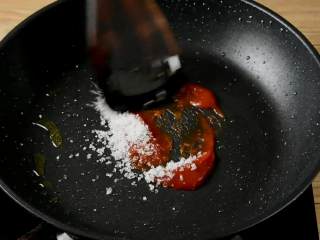 10、菠萝咕噜肉——水果入菜，一不小心却成了名菜,留底油倒入番茄酱、白糖、少量清水，煮化。