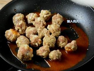 11、菠萝咕噜肉——水果入菜，一不小心却成了名菜,倒入肉丸炒匀。