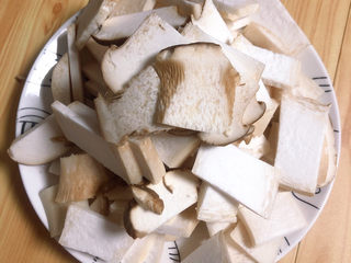 6、杏鲍菇烧鸡块,杏鲍菇切成5mm的薄片。