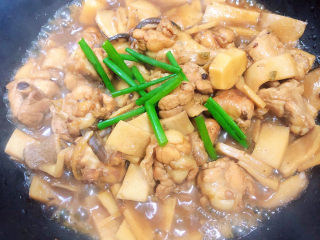 15、杏鲍菇烧鸡块,出锅前撒上小葱点缀。
