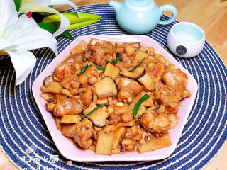 18、杏鲍菇烧鸡块,配上一碗米饭，开动起来吧！