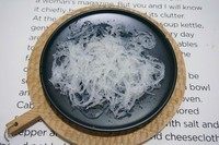 2、金秋玉桂燕窝木瓜盅,燕窝泡发好后用小镊子夹掉燕窝里的杂毛后撕条。