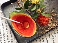 9、金秋玉桂燕窝木瓜盅,用勺子挖掉木瓜籽和部分果肉，将挖出来的果肉切成小丁备用。