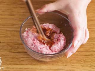 4、宝宝春饼12M+(宝宝辅食),加酱油搅拌均匀