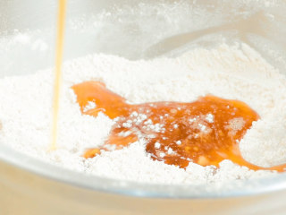 3、经典食疗方八珍糕,加麻油搅拌均匀。