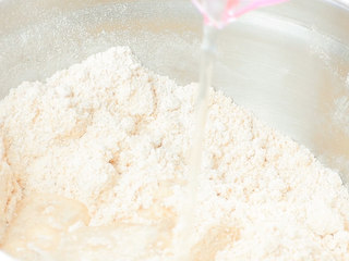 4、经典食疗方八珍糕,加水揉成团。