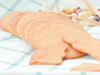 9、经典食疗方八珍糕,八珍糕饼干，口感和饼干几乎一样，很淡的药香味，适合不喜欢药味重的，当作零食吃起来也方便。