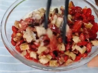 5、红枣枸杞蛋糕,搅拌均匀备用