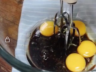 6、红枣枸杞蛋糕,红糖加鸡蛋打发