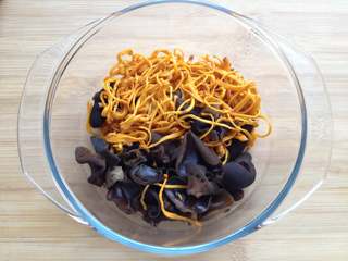 8、虫草花拌木耳,将处理好的木耳和虫草花放入碗中