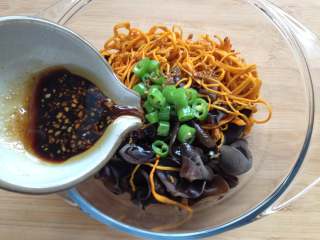 11、虫草花拌木耳,再把之前兑好的调料汁倒入