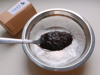 1、酒酿姜糖小圆子,取红糖姜母膏放入糯米粉中