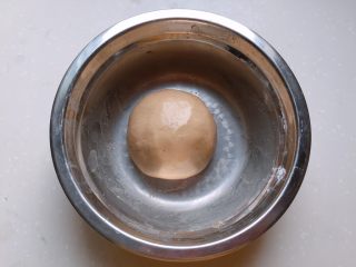 3、酒酿姜糖小圆子, 将糯米粉揉成光滑湿润的面团