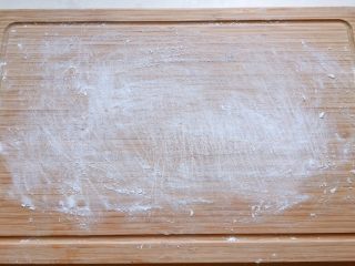 4、酒酿姜糖小圆子,案板上撒适量糯米粉