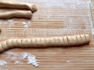 5、酒酿姜糖小圆子,将面团搓成长条，切成均匀的小粒，其他长条盖上保鲜膜防止变干