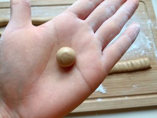 6、酒酿姜糖小圆子,将小粒搓成一个一个小圆子