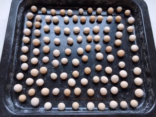 10、酒酿姜糖小圆子,搓好的小圆子倒入筛子筛去多余的粉