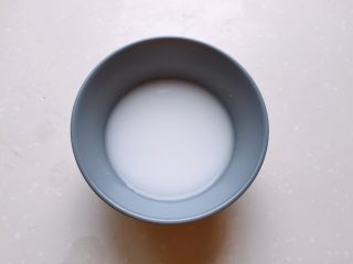 12、酒酿姜糖小圆子,一勺淀粉加入少许水搅拌均匀备用