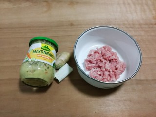1、冬瓜汤汆蛋黄酱圆子,准备好食材：肉糜，蛋黄酱，大葱，姜