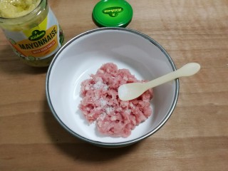 6、冬瓜汤汆蛋黄酱圆子,放入少许鸡精