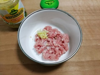 7、冬瓜汤汆蛋黄酱圆子,放入姜末