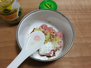 12、冬瓜汤汆蛋黄酱圆子,放入适量清水