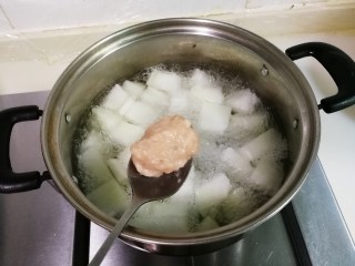 16、冬瓜汤汆蛋黄酱圆子,锅中放入冬瓜和适量清水烧开，调小火，勺子挖出适量肉糜，放到锅里盖上锅盖中火烧开至圆子漂浮起来