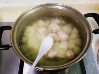 17、冬瓜汤汆蛋黄酱圆子,放入少许盐