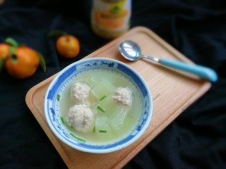 21、冬瓜汤汆蛋黄酱圆子,放入葱花，滴几滴香油