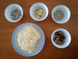1、清补凉糖水,把所有的食材备好，红枣去核。
