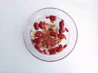 2、红枣山药乳鸽汤,将红枣枸杞玉竹麦冬稍微泡一下水 （洗掉表面灰尘）
