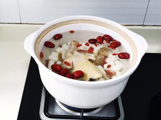 8、红枣山药乳鸽汤,将砂锅放在液化灶上大火煮开