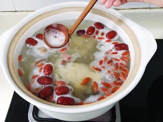 9、红枣山药乳鸽汤,大火煮开后不时的打开撇去浮沫