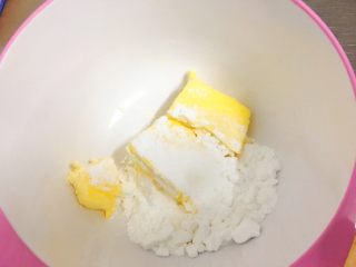 2、红枣饼干,倒入糖粉