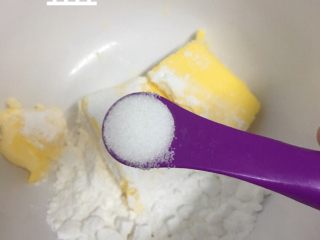 3、红枣饼干,加入盐