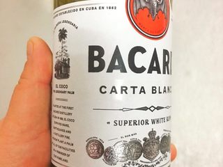 5、红枣饼干,倒入朗姆酒，这是用香兰草泡制的朗姆酒，做出的食物更加的香气逼人。