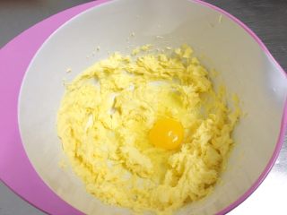 6、红枣饼干,打发后加入鸡蛋