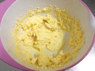 7、红枣饼干,将蛋液和黄油打均匀