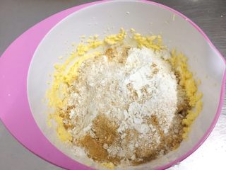 8、红枣饼干,把低粉，红枣粉，淀粉，奶粉，倒入打好的黄油内