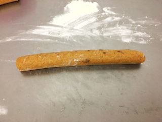 12、红枣饼干,用一些手粉，揉成长条