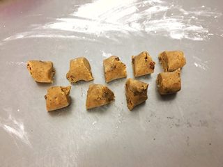 13、红枣饼干,切成大小均匀的小块