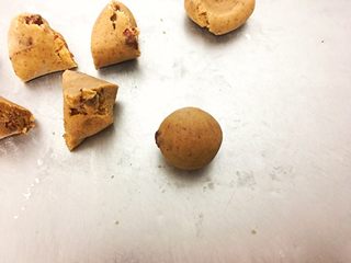 14、红枣饼干,揉成圆球
