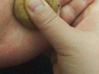 15、红枣饼干,在手掌上用拇指在中间按一个小坑