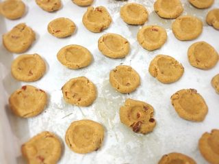 16、红枣饼干,均匀的摆放在烤盘上，进去烤箱130/120℃，35~40分钟烘烤