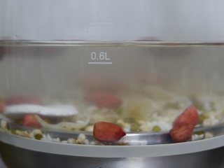 2、杂粮养生粥的3+1种吃法,加入0.7-1L的水，浸泡一夜，夏季放冷藏里